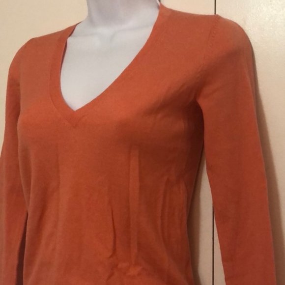 Theory Peach V-Neck Wool Sweater - Picture 4 of 7